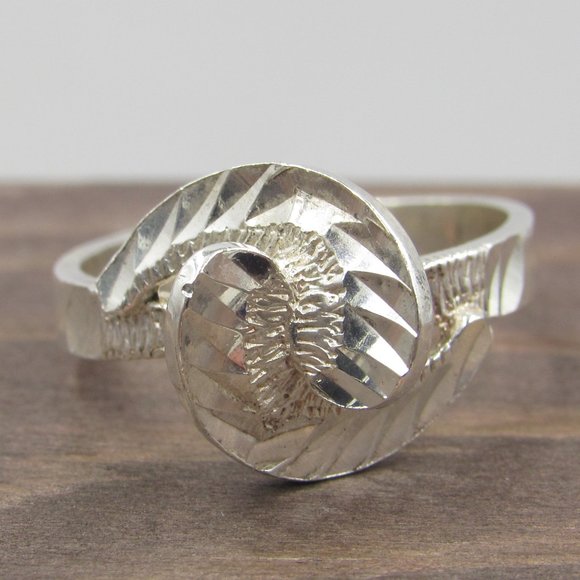 Jewelry - Size 8 Sterling Silver Unique Design Band Ring